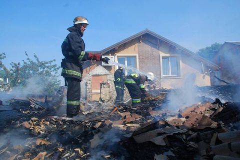 На Львівщині пожежу будівлі ліквідовували 10 рятувальників