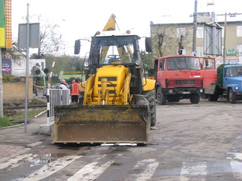 Козицький передав недобудовану дорогу у комунальну власність Підкамінській спецшколі