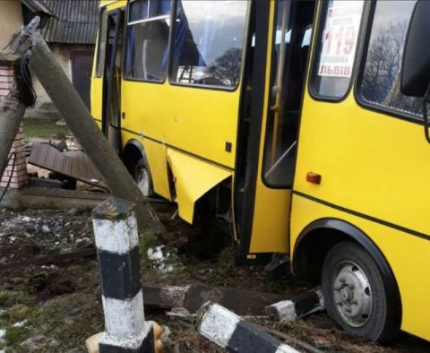 Одна людина загинула, ще одна - травмована внаслідок зіткнення маршрутки з поїздом на Львівщині