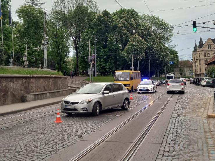У Львові водій Kia Ceed збив дитину на пішохідному переході