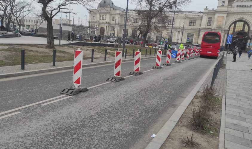 У Львові на площі Двірцевій встановили делініатори