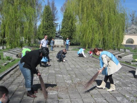 До 9 травня у Львові прибрали Пагорб Слави та Марсове поле