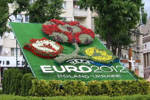 У Львові встановили квітковий логотип «Євро 2012»