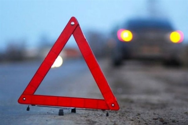 На Львівщині зловмисник розбив викрадену автівку об електроопору