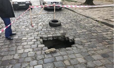 У Львові перекрили вулицю Олени Степанівни через провалля на дорозі