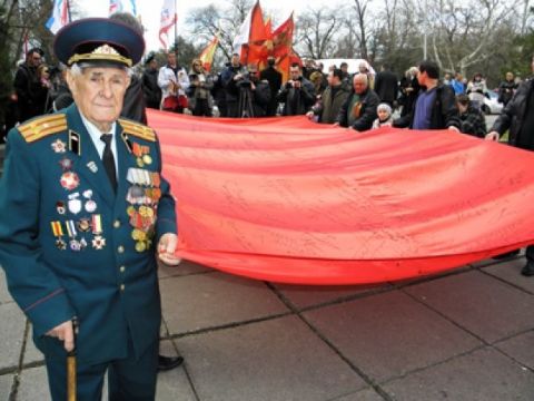 Журналістка розгорнула червоний прапор на Пагорбі слави