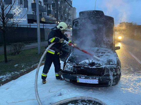 У Пустомитах загорівся автомобіль Audi