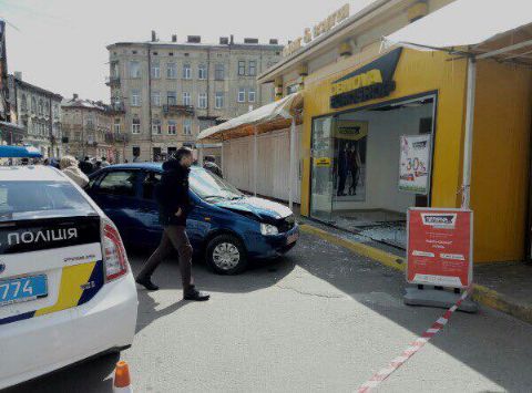 У Львові водій легковика розбив вітрину магазину і втік