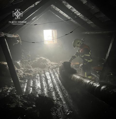 На Львівщині ледь не згорів житловий будинок через пожежу на горищі