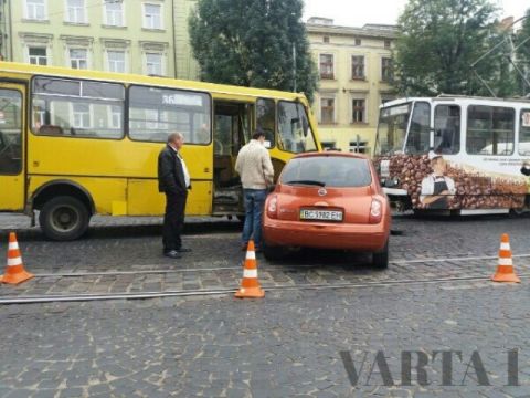 У Львові маршрутка потрапила у ДТП: рух трамваїв заблокований