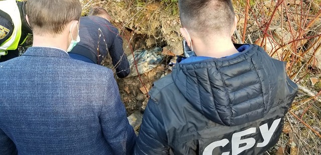 На Яворівщині знайшли схованку з арсеналом зброї та вибухівки