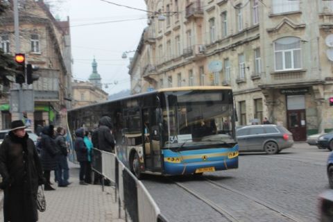 У Львові до вересня зменшили кількість автобусів на 15 міських маршрутах