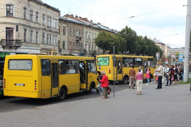 На сім маршрутів Львова не виїхала половина автобусів