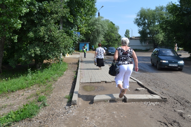 Львівські підприємці помиють тротуари у центрі міста