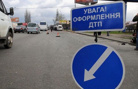 У Львові автівка збила жінку, яка переходила дорогу поза "зеброю"
