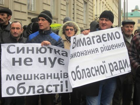 Львівську обласну раду пікетують медики та пасажири маршруток