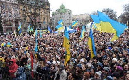 Львівський Євромайдан вимагає від Порошенка нейтралізувати терористів та розпустити Раду