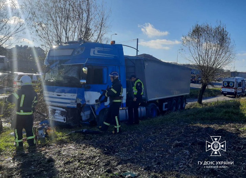 Поблизу Львова у ДТП постраждав водій вантажівки