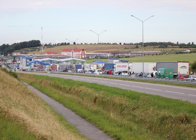 На кордоні з Польщею – черги на 690 вантажівок