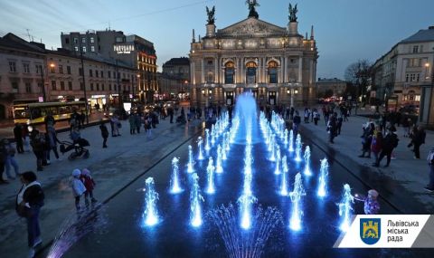У Львові намагалися пошкодити сухий фонтан біля Оперного театру