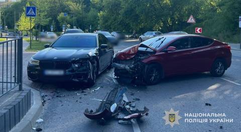 У Львові зіткнулись Hyundai та BMW: постраждала дитина