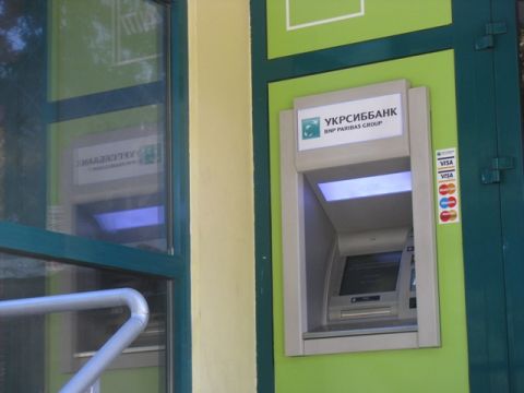 Українці можуть знімати з банкоматів за добу до 250 тисяч