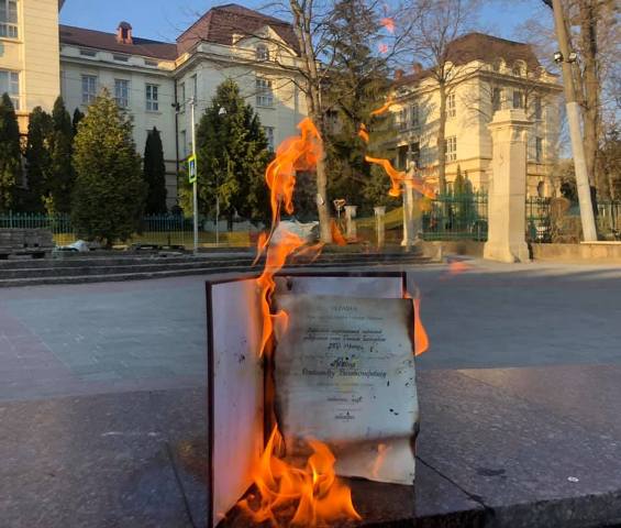 Викладач УКУ спалив свій диплом на знак протесту проти дисертації Киви