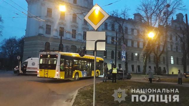 У Львові водій легковика на пішохідному переході збив школяра на велосипеді