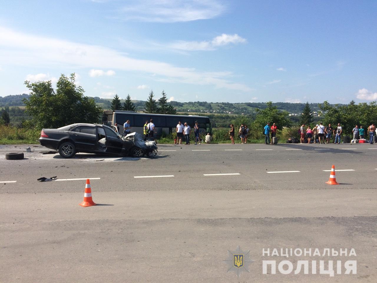 ДТП з рейсовим автобусом на Золочівщині: у лікарні загинув пасажир легковика