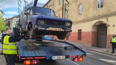 У Львові на арештмайданчик перемістили покинуті автівки з п'яти вулиць міста