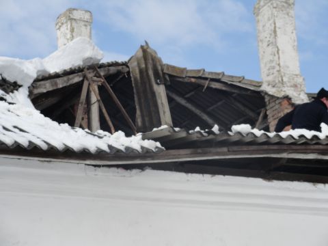 Сніг зруйнував дах школи на Львівщині