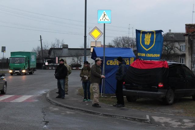 За офіційною інформацією російські фури вільно курсують Україною