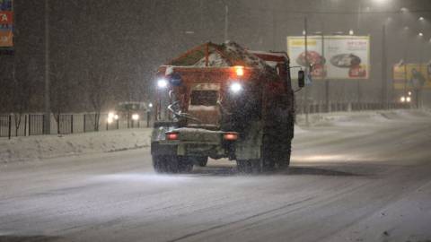 На вулиці Львова виїхало понад 50 одиниць снігоприбиральної техніки