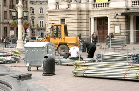 У Львові на площі перед Оперним театром почали спорудження фан-зони