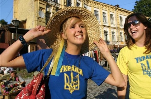 Половина українців не хотіли б вдруге народитися в Україні – дослідження