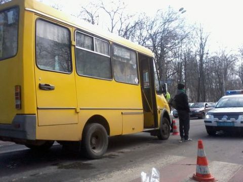 У Львові дівчина випала з маршрутки, бо водій не зачинив двері