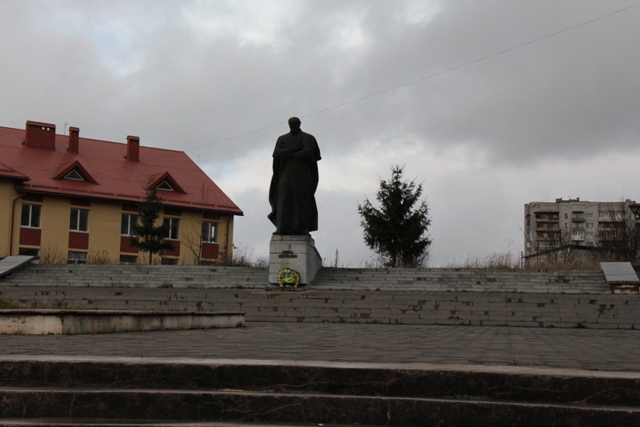 У Новому Роздолі не встановлять новорічну ялинку через облаштування сухого фонтану у центрі міста