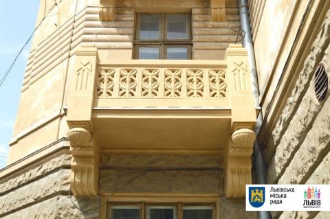У Львові відреставрували балкони поліклініки на вулиці Руській