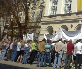Мешканці вул. Винниця протестують  під стінами Львівської міської ради