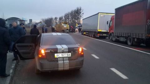 Шахтарі знову перекрили трасу на Львів