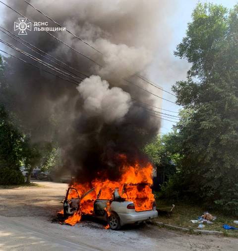 У Львові через займання автівки чоловік з опіками потрапив до лікарні