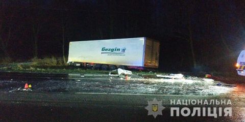 Біля Львова через зіткнення вантажівки з мікроавтобусом загинуло троє людей