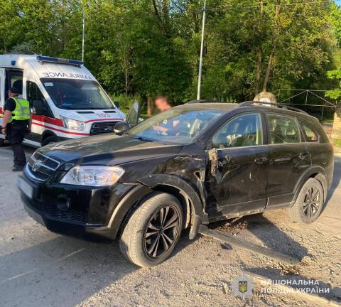 У Миколаєві водійка Chevrolet Captiva збила підлітків на мотоциклі