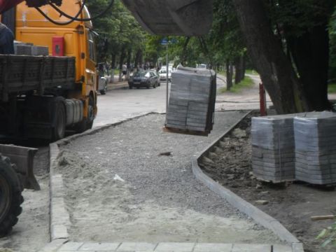 До вересня у Львові відремонтують зупинку на Стрийській та тротуари на Сихові