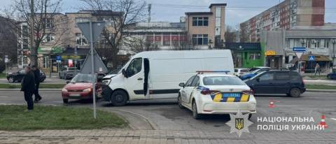 На Сихові у ДТП з мікроавтобусом постраждали водійка ВАЗу та трирічна дівчинка 