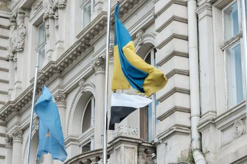 Біля Львівської облради підняли Прапор надії