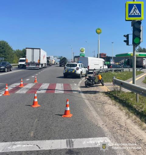 На трасі Київ – Чоп у ДТП з вантажівкою постраждав скутерист