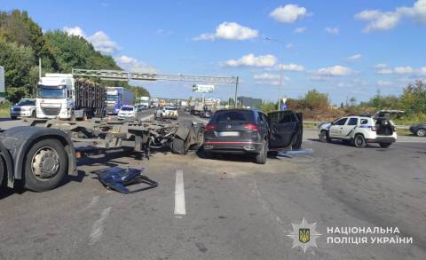 Поблизу Львова у ДТП з вантажівкою постраждав водій Volkswagen Tiguan