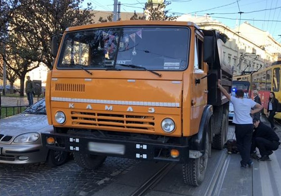 У центрі Львова вантажівка збила літню жінку