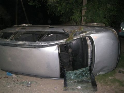 На Золочівщині автівка в'їхала в огорожу та перекинулася